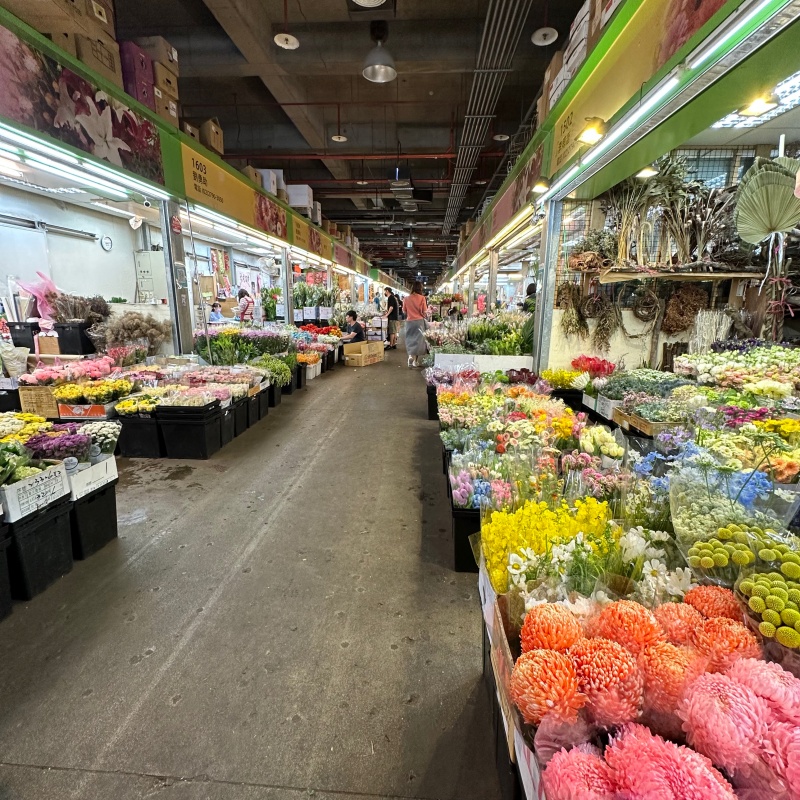 【一日花市巡禮】跟著花藝師Dotty逛台北花市：認識花商、自由採購、設計花束 @林飛比。玩美誌