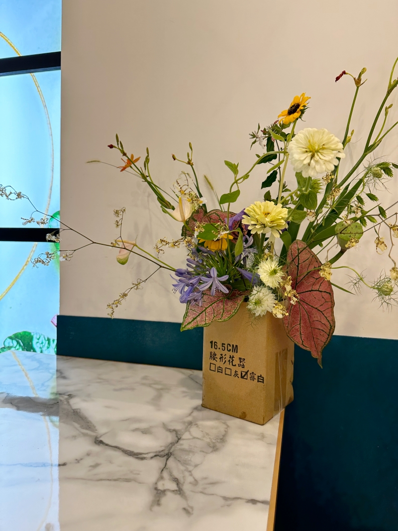 花藝基礎專修II | 花疫室。不對稱設計，利用環保的方式來插一瓶桌花 @林飛比。玩美誌