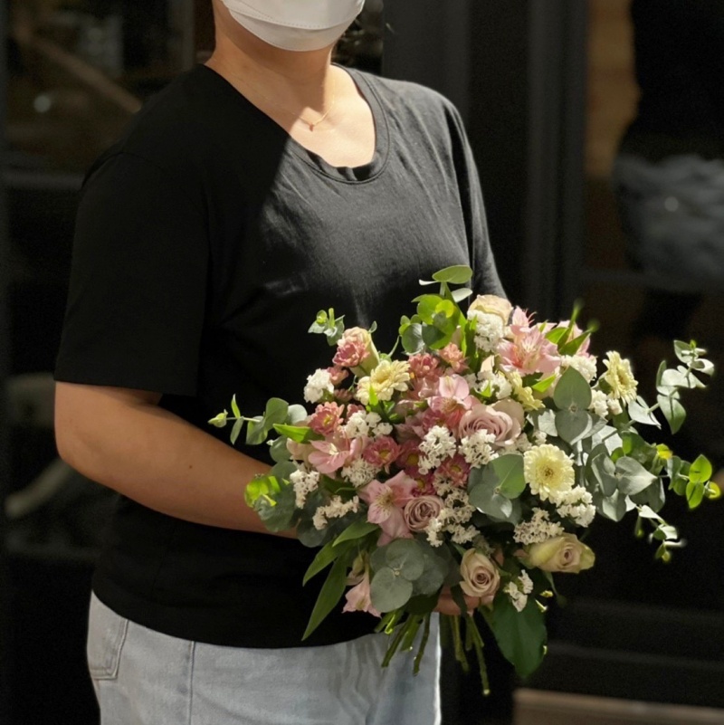 基礎花藝證照課程分享 | 花疫室。花托式新娘捧花，小巧可愛的經典選擇 @林飛比。玩美誌