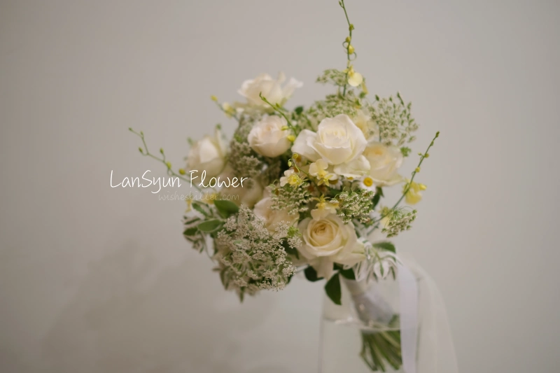 蘭薰花藝 | 新娘登記捧花，白黃色調的小巧圓型花束 @林飛比。玩美誌