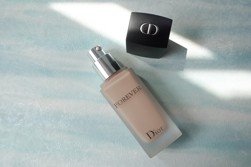 專櫃粉底分享 | Dior 迪奧。超完美持久粉底液(柔霧)#2N，壓倒性的親膚乾爽 @林飛比。玩美誌