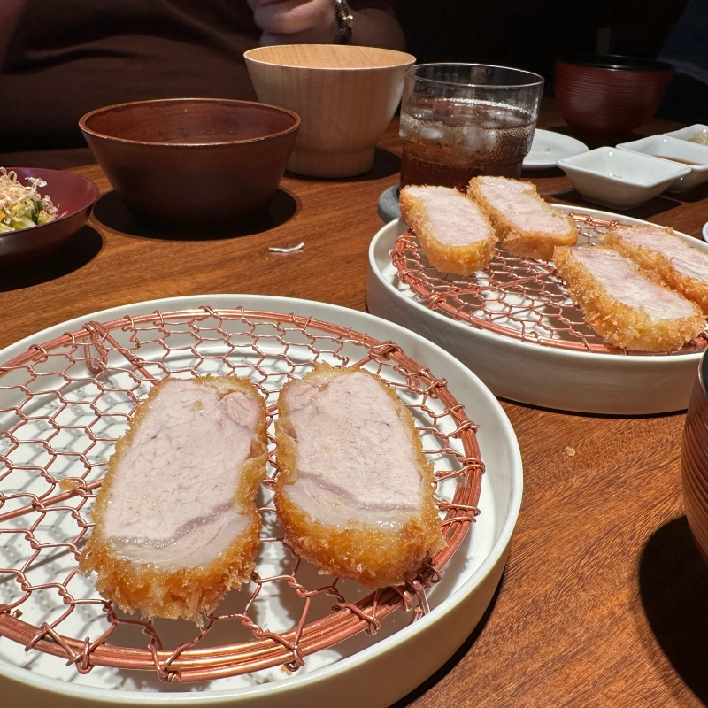 東京美食 | 銀座豬排 katsu kami。自帶奶油香的米其林豬排，天啊！真的太好吃了吧！ @林飛比。玩美誌