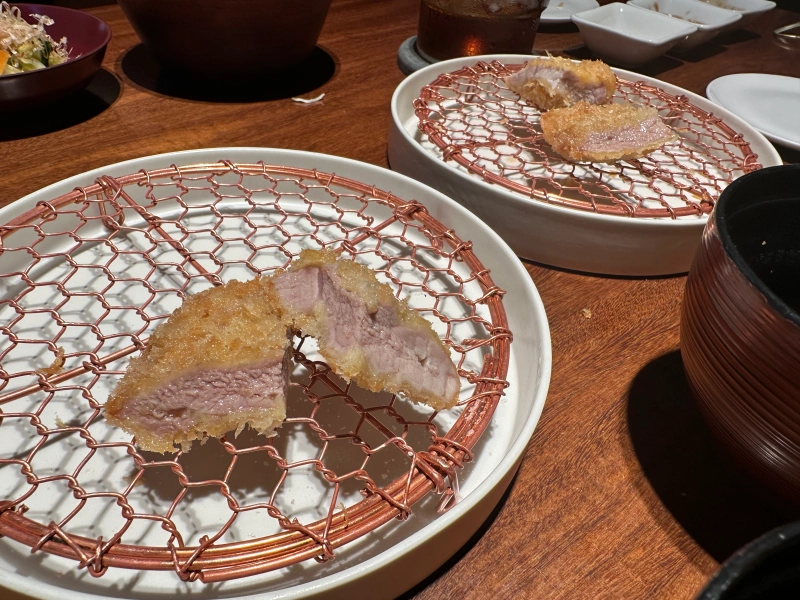 東京美食 | 銀座豬排 katsu kami。自帶奶油香的米其林豬排，天啊！真的太好吃了吧！ @林飛比。玩美誌