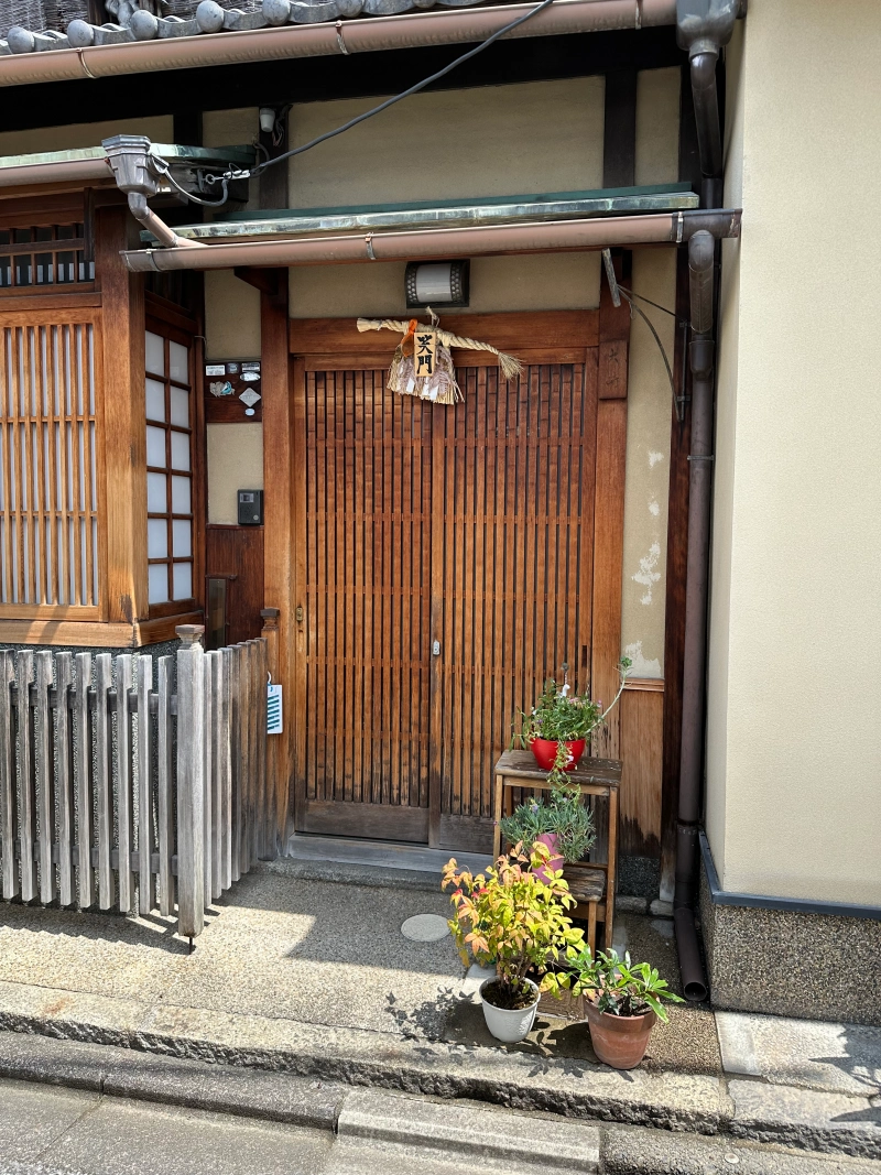 京都餐廳 | 烤魚早餐 町家咖啡廳 ろじうさぎ(google店名)。吃一頓日式家庭早餐，滿心喜悅迎接新一天的旅程 @林飛比。玩美誌