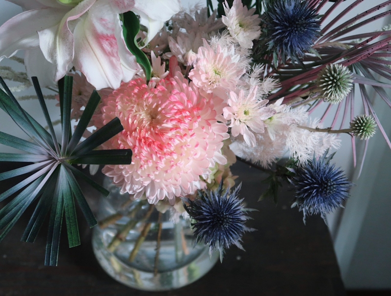 花束包裝課程分享 | 花森禾室。單堂體驗6角星型包裝花束，第一次噴花染色太有趣了！ @林飛比。玩美誌