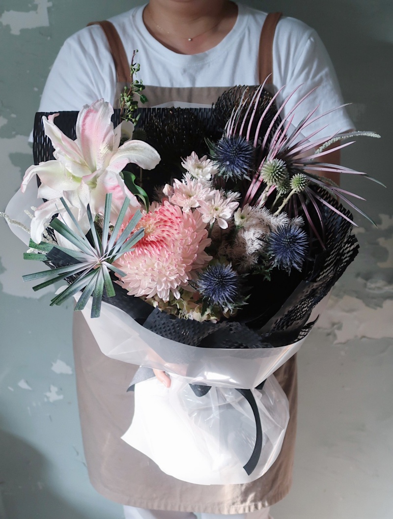 花束包裝課程分享 | 花森禾室。單堂體驗6角星型包裝花束，第一次噴花染色太有趣了！ @林飛比。玩美誌