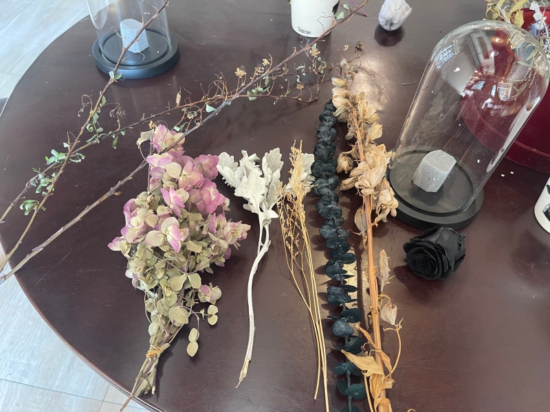 桃園花藝課程分享 | 乾燥花課程(四)，亞當王子的夢幻玻璃罩 @林飛比。玩美誌