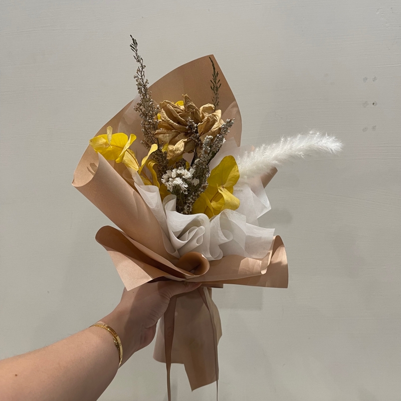 桃園花藝課程分享 | 乾燥花課程(四)，亞當王子的夢幻玻璃罩 @林飛比。玩美誌