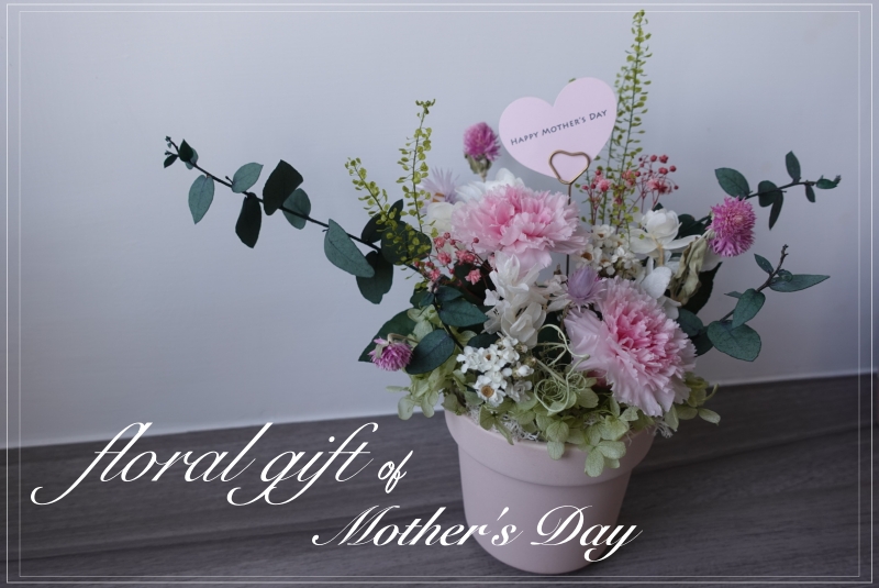 線上花藝課程分享 | 花研。母親節永生花禮，親手設計媽咪專屬盆花 @林飛比。玩美誌
