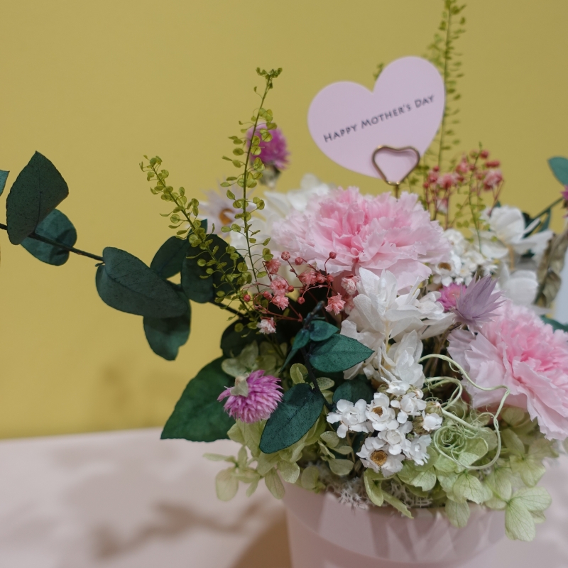 線上花藝課程分享 | 花研。母親節永生花禮，親手設計媽咪專屬小盆花 @林飛比。玩美誌